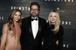 Amsterdam 9 januari 2016
Premiere Brimstone in Tuschinski met oa Emilia Jones en Dakota Fanning gemaakt door regisseur Martin Koolhoven .
Dakota Fanning en Emilia Jones en Martin Koolhoven