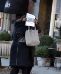 Amsterdam 19 januari 2017  
Edsilia Rombley en Berget Lewis verbergen zich achter boekje met etksten ladies of soul