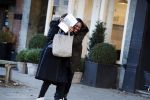 Amsterdam 19 januari 2017  
Edsilia Rombley en Berget Lewis verbergen zich achter boekje met etksten ladies of soul