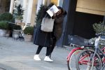 Amsterdam 19 januari 2017  
Edsilia Rombley en Berget Lewis verbergen zich achter boekje met etksten ladies of soul