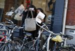 Amsterdam 19 januari 2017  
Edsilia Rombley en Berget Lewis verbergen zich achter boekje met etksten ladies of soul
