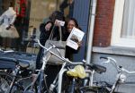 Amsterdam 19 januari 2017  
Edsilia Rombley en Berget Lewis verbergen zich achter boekje met etksten ladies of soul