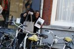 Amsterdam 19 januari 2017  
Edsilia Rombley en Berget Lewis verbergen zich achter boekje met etksten ladies of soul