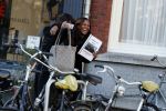 Amsterdam 19 januari 2017  
Edsilia Rombley en Berget Lewis verbergen zich achter boekje met etksten ladies of soul