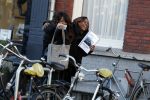 Amsterdam 19 januari 2017  
Edsilia Rombley en Berget Lewis verbergen zich achter boekje met etksten ladies of soul