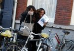 Amsterdam 19 januari 2017  
Edsilia Rombley en Berget Lewis verbergen zich achter boekje met etksten ladies of soul