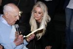 Amsterdam 29 januari 2017 
Surprise party Harry Mens vanwege zijn 70e verjaardag. Het werd gevierd op het leidse plein. Harry met zijn oudste vriend