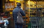 Amsterdam 24 januari 2017
Jacob Derwig bellend bij supermarkt
