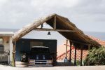 Curacao 30 december 2017
Jeroen Pauw heeft een carport voor zijn auto bij zijn huis gebouwd.