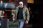 Amsterdam 20 januari 2017  
Dries Roelvink op de pc hooftstraatJohn v d Heuvel met een fan op de pc hooftstraat