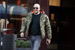 Amsterdam 20 januari 2017  
Dries Roelvink op de pc hooftstraatJohn v d Heuvel met een fan op de pc hooftstraat