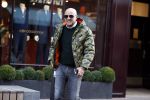 Amsterdam 20 januari 2017  
Dries Roelvink op de pc hooftstraatJohn v d Heuvel met een fan op de pc hooftstraat