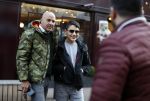 Amsterdam 20 januari 2017  
Dries Roelvink op de pc hooftstraatJohn v d Heuvel met een fan op de pc hooftstraat