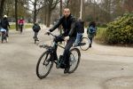 Amsterdam 31 januari 2017
Johnny Heitinga op zijn electriasche fiets in het vondelpark