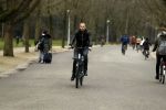 Amsterdam 31 januari 2017
Johnny Heitinga op zijn electriasche fiets in het vondelpark