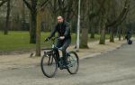 Amsterdam 31 januari 2017
Johnny Heitinga op zijn electriasche fiets in het vondelpark