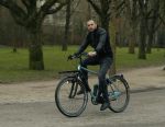 Amsterdam 31 januari 2017
Johnny Heitinga op zijn electriasche fiets in het vondelpark