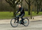 Amsterdam 31 januari 2017
Johnny Heitinga op zijn electriasche fiets in het vondelpark