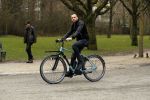Amsterdam 31 januari 2017
Johnny Heitinga op zijn electriasche fiets in het vondelpark