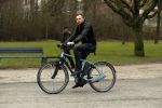 Amsterdam 31 januari 2017
Johnny Heitinga op zijn electriasche fiets in het vondelpark