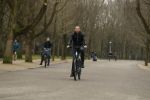Amsterdam 31 januari 2017
Johnny Heitinga op zijn electriasche fiets in het vondelpark
