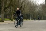 Amsterdam 31 januari 2017
Johnny Heitinga op zijn electriasche fiets in het vondelpark