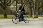 Amsterdam 31 januari 2017
Johnny Heitinga op zijn electriasche fiets in het vondelpark