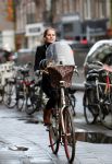 Amsterdam 10 januari 2016
Peggy Vrijens op de fiets op de v Baerlestraat