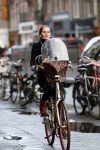 Amsterdam 10 januari 2016
Peggy Vrijens op de fiets op de v Baerlestraat