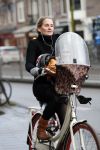 Amsterdam 10 januari 2016
Peggy Vrijens op de fiets op de v Baerlestraat