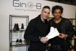 Amsterdam 23 januari 2017.
Rico Verhoeven ontvangt uit handen van Pierre v Hooijdonk en Parry Patel zijn Gino B sneakers op de modefabriek
