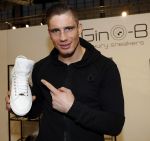 Amsterdam 23 januari 2017.
Rico Verhoeven ontvangt uit handen van Pierre v Hooijdonk en Parry Patel zijn Gino B sneakers op de modefabriek