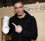 Amsterdam 23 januari 2017.
Rico Verhoeven ontvangt uit handen van Pierre v Hooijdonk en Parry Patel zijn Gino B sneakers op de modefabriek