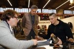 Amsterdam 23 januari 2017.
Rico Verhoeven ontvangt uit handen van Pierre v Hooijdonk en Parry Patel zijn Gino B sneakers op de modefabriek