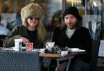Amsterdam 12 januari 2017
Actrice Rosa Reuten met haar stylist Tommy Driessen op terras bij v Dam