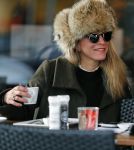 Amsterdam 12 januari 2017
Actrice Rosa Reuten met haar stylist Tommy Driessen op terras bij v Dam