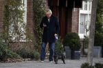 Amsterdam 20 januari 2017  
Tom Egbers laat bellend zijn hond uit.