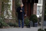 Amsterdam 20 januari 2017  
Tom Egbers laat bellend zijn hond uit.