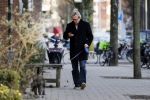 Amsterdam 20 januari 2017  
Tom Egbers laat bellend zijn hond uit.
