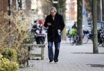 Amsterdam 20 januari 2017  
Tom Egbers laat bellend zijn hond uit.
