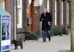 Amsterdam 20 januari 2017  
Tom Egbers laat bellend zijn hond uit.