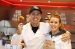 Rhoon 30 december 2017
Andre Hazes verkoopt oliebollen in de kraam van zijn zwager Mathieu Westenberg en schoonzus Jerney Westenberg.
