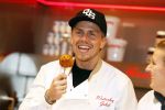 Rhoon 30 december 2017
Andre Hazes verkoopt oliebollen in de kraam van zijn zwager Mathieu Westenberg en schoonzus Jerney Westenberg.