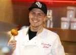 Rhoon 30 december 2017
Andre Hazes verkoopt oliebollen in de kraam van zijn zwager Mathieu Westenberg en schoonzus Jerney Westenberg.