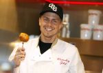 Rhoon 30 december 2017
Andre Hazes verkoopt oliebollen in de kraam van zijn zwager Mathieu Westenberg en schoonzus Jerney Westenberg.
