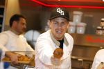 Rhoon 30 december 2017
Andre Hazes verkoopt oliebollen in de kraam van zijn zwager Mathieu Westenberg en schoonzus Jerney Westenberg.