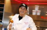 Rhoon 30 december 2017
Andre Hazes verkoopt oliebollen in de kraam van zijn zwager Mathieu Westenberg en schoonzus Jerney Westenberg.