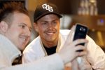Rhoon 30 december 2017
Andre Hazes verkoopt oliebollen in de kraam van zijn zwager Mathieu Westenberg en schoonzus Jerney Westenberg.