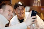 Rhoon 30 december 2017
Andre Hazes verkoopt oliebollen in de kraam van zijn zwager Mathieu Westenberg en schoonzus Jerney Westenberg.