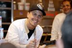 Rhoon 30 december 2017
Andre Hazes verkoopt oliebollen in de kraam van zijn zwager Mathieu Westenberg en schoonzus Jerney Westenberg.
